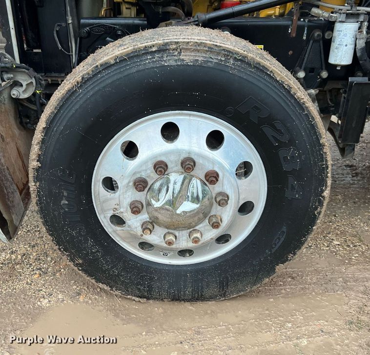 image for item DQ2255 2004 Peterbilt 379  semi truck