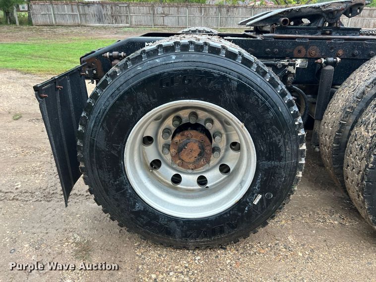 image for item DQ2255 2004 Peterbilt 379  semi truck