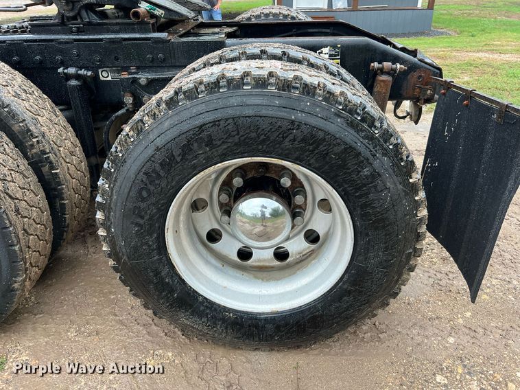 image for item DQ2255 2004 Peterbilt 379  semi truck