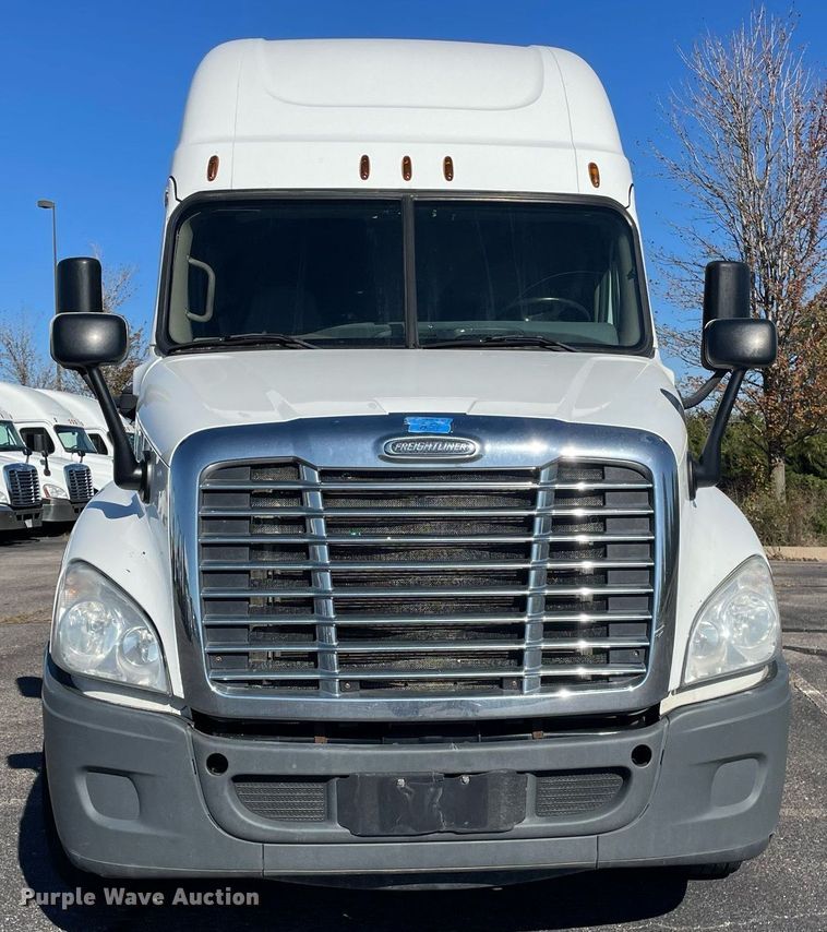 image for item GG9759 2015 Freightliner Cascadia Evolution 125  semi truck