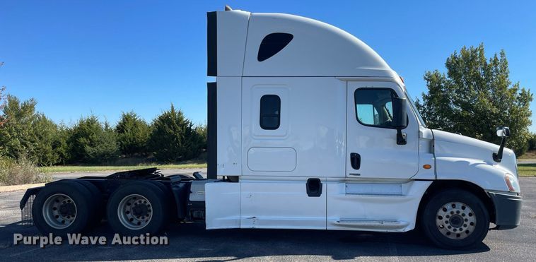 image for item GG9759 2015 Freightliner Cascadia Evolution 125  semi truck