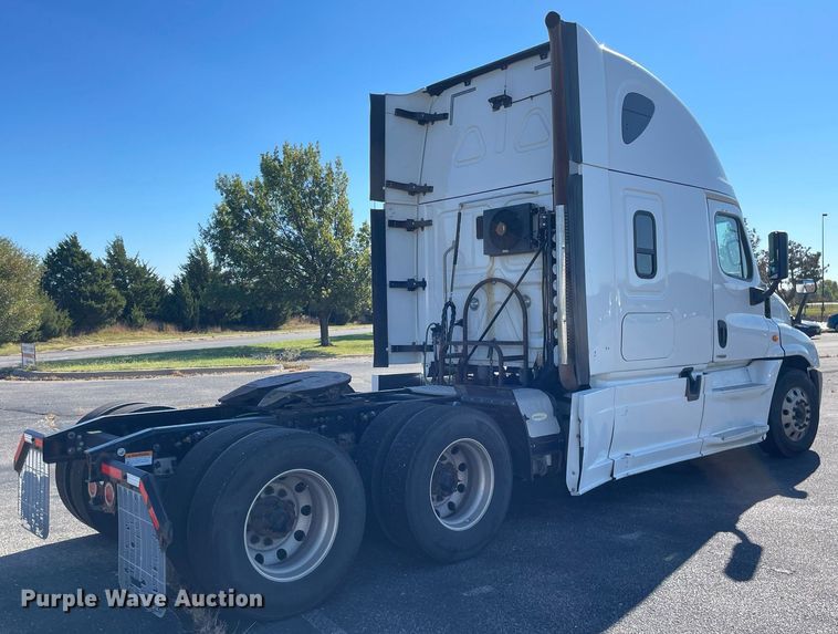 image for item GG9759 2015 Freightliner Cascadia Evolution 125  semi truck