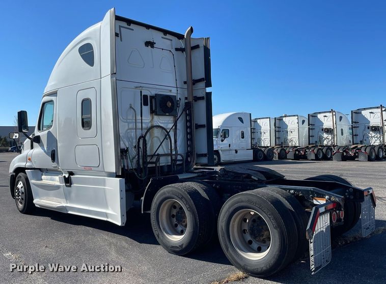 image for item GG9759 2015 Freightliner Cascadia Evolution 125  semi truck