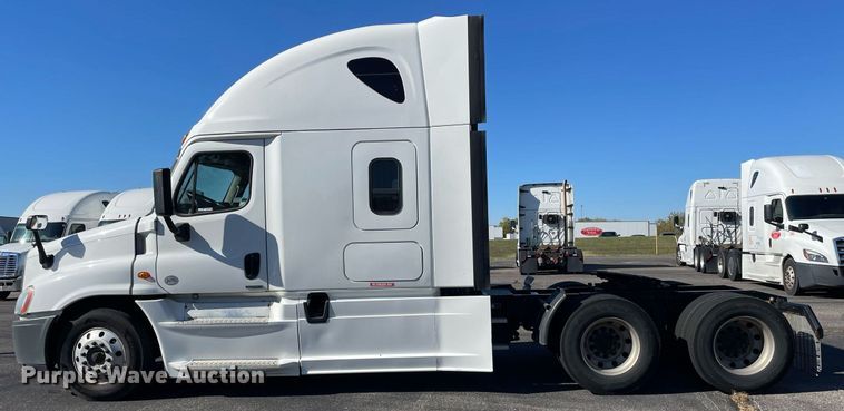 image for item GG9759 2015 Freightliner Cascadia Evolution 125  semi truck