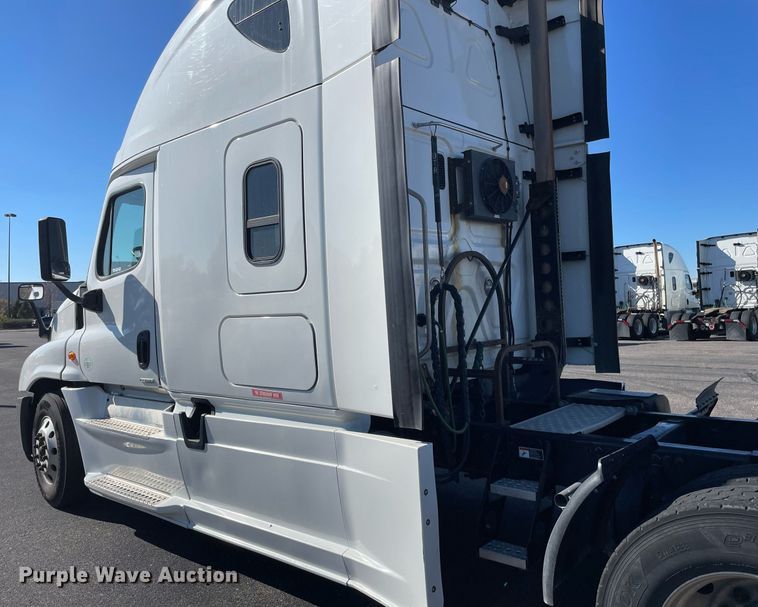image for item GG9759 2015 Freightliner Cascadia Evolution 125  semi truck