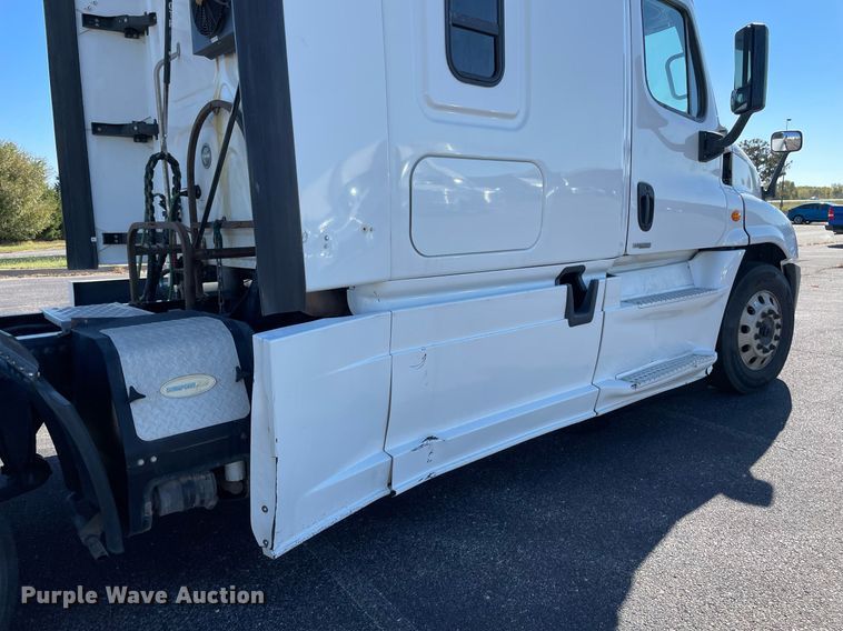 image for item GG9759 2015 Freightliner Cascadia Evolution 125  semi truck