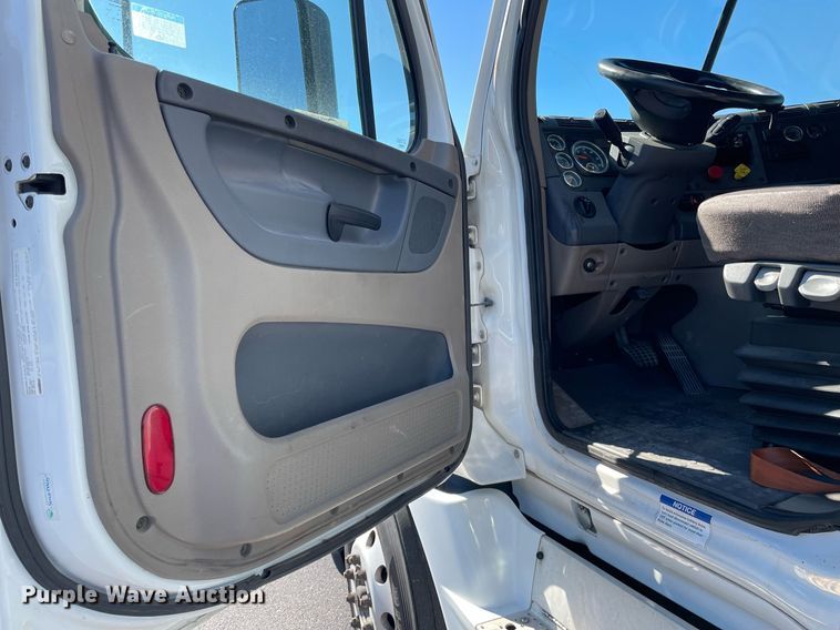 image for item GG9759 2015 Freightliner Cascadia Evolution 125  semi truck