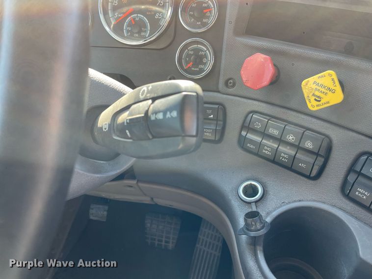 image for item GG9759 2015 Freightliner Cascadia Evolution 125  semi truck