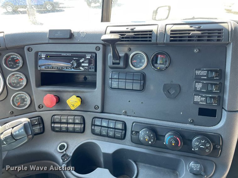 image for item GG9759 2015 Freightliner Cascadia Evolution 125  semi truck