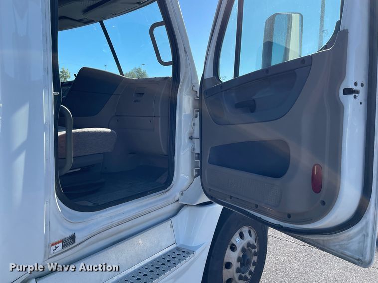 image for item GG9759 2015 Freightliner Cascadia Evolution 125  semi truck