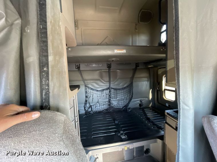 image for item GG9759 2015 Freightliner Cascadia Evolution 125  semi truck