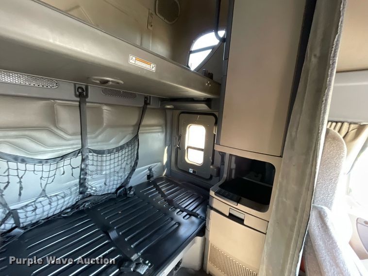 image for item GG9759 2015 Freightliner Cascadia Evolution 125  semi truck