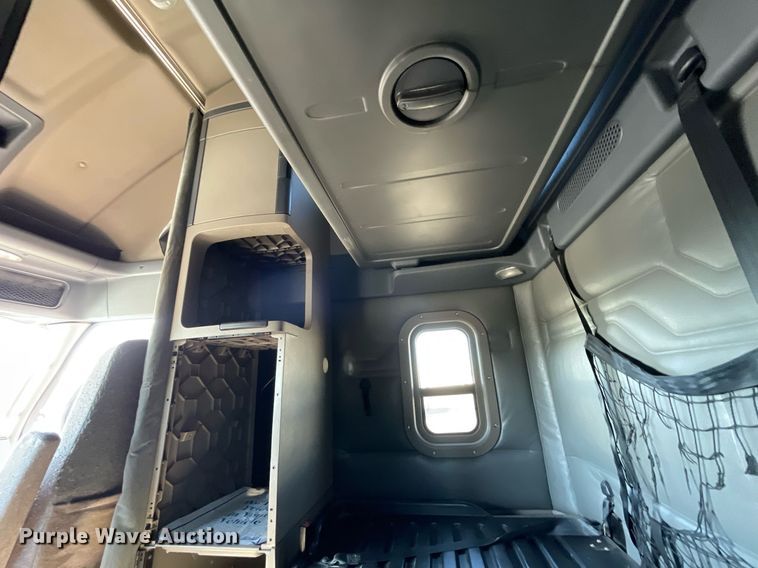 image for item GG9759 2015 Freightliner Cascadia Evolution 125  semi truck