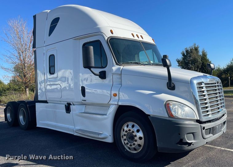 image for item GG9760 2016 Freightliner Cascadia Evolution 125  semi truck