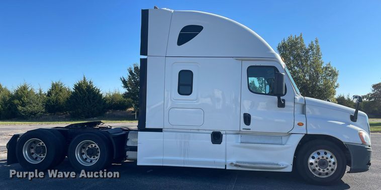 image for item GG9760 2016 Freightliner Cascadia Evolution 125  semi truck