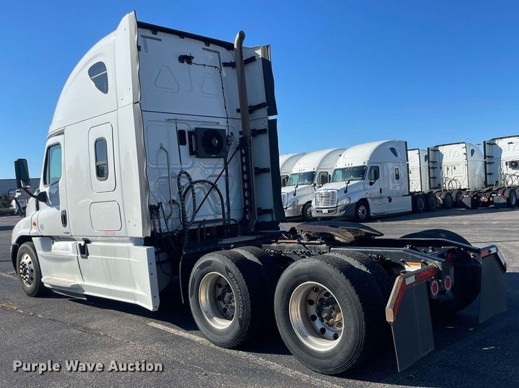 image for item GG9760 2016 Freightliner Cascadia Evolution 125  semi truck