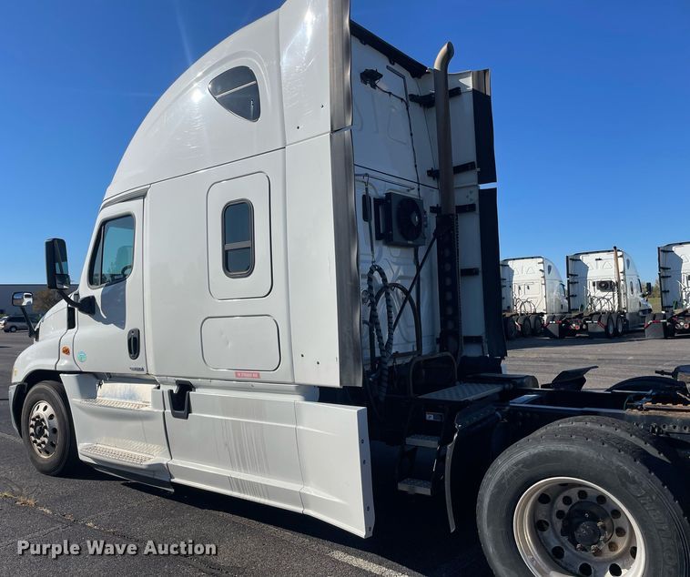 image for item GG9760 2016 Freightliner Cascadia Evolution 125  semi truck