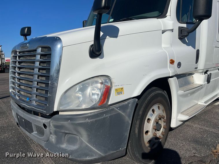 image for item GG9760 2016 Freightliner Cascadia Evolution 125  semi truck