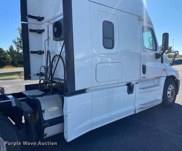 image for item GG9760 2016 Freightliner Cascadia Evolution 125  semi truck