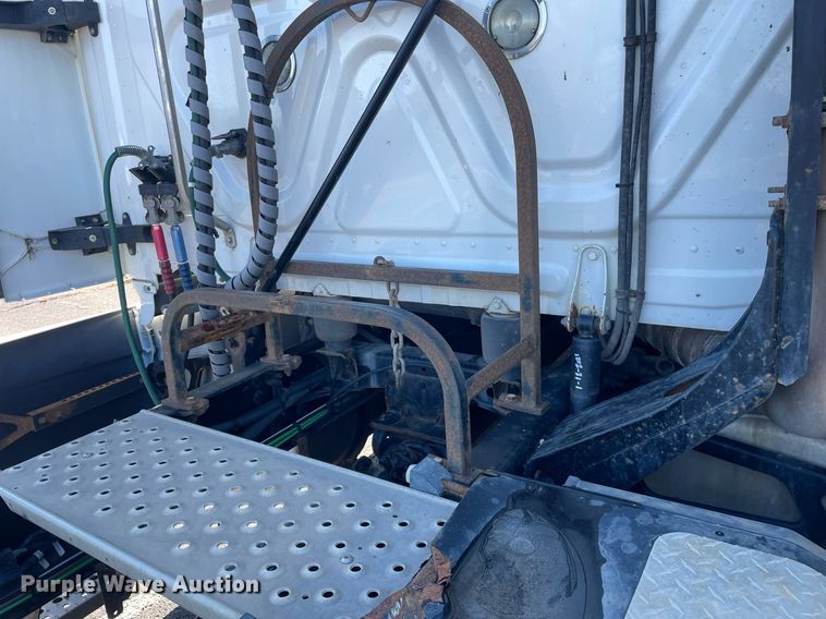 image for item GG9760 2016 Freightliner Cascadia Evolution 125  semi truck