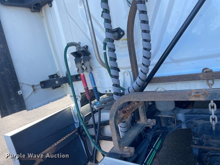 image for item GG9760 2016 Freightliner Cascadia Evolution 125  semi truck