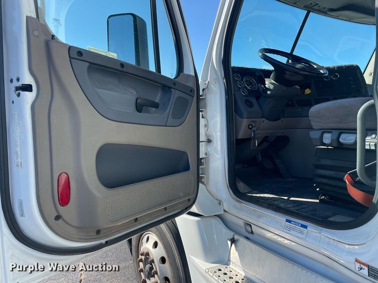 image for item GG9760 2016 Freightliner Cascadia Evolution 125  semi truck