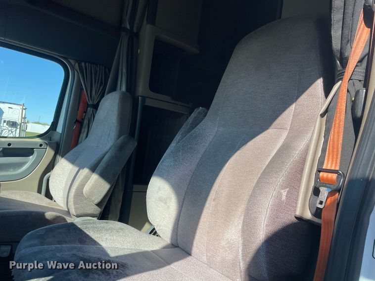 image for item GG9760 2016 Freightliner Cascadia Evolution 125  semi truck