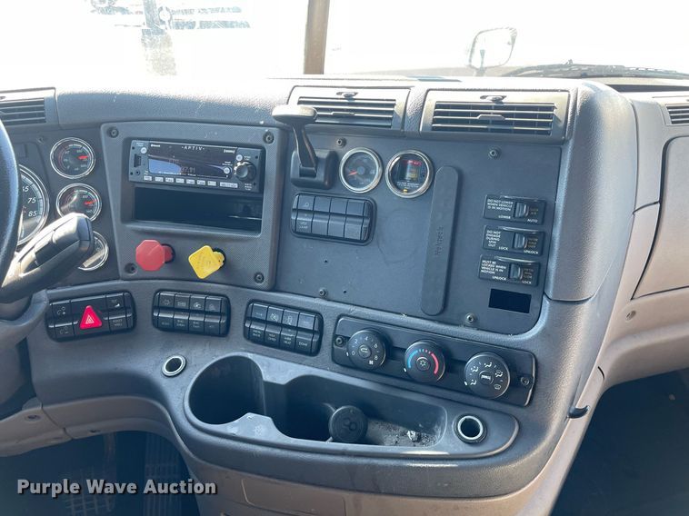 image for item GG9760 2016 Freightliner Cascadia Evolution 125  semi truck