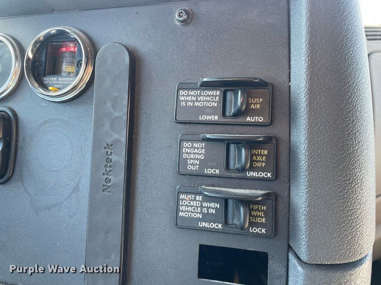 image for item GG9760 2016 Freightliner Cascadia Evolution 125  semi truck