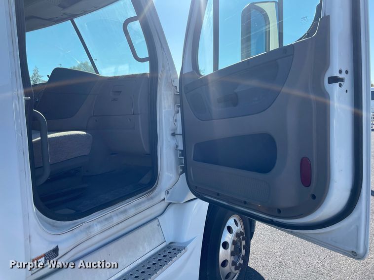 image for item GG9760 2016 Freightliner Cascadia Evolution 125  semi truck