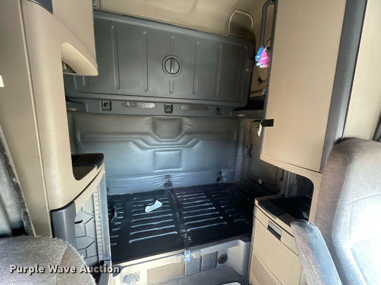 image for item GG9760 2016 Freightliner Cascadia Evolution 125  semi truck