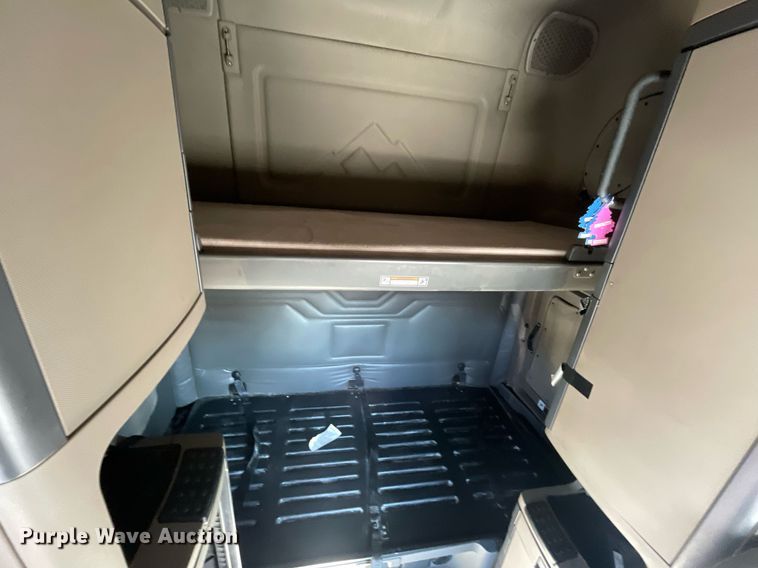 image for item GG9760 2016 Freightliner Cascadia Evolution 125  semi truck