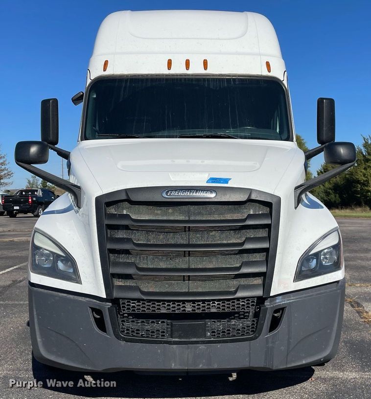 image for item GG9761 2018 Freightliner Cascadia 126  semi truck