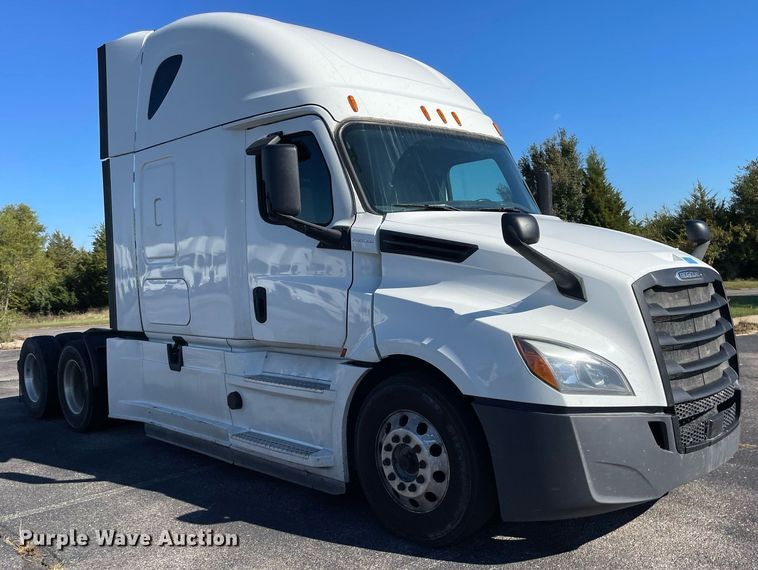 image for item GG9761 2018 Freightliner Cascadia 126  semi truck