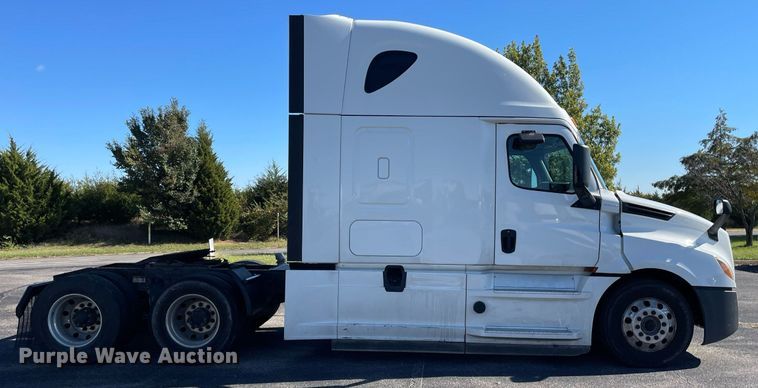 image for item GG9761 2018 Freightliner Cascadia 126  semi truck