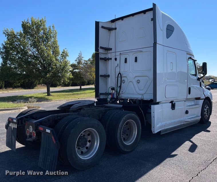 image for item GG9761 2018 Freightliner Cascadia 126  semi truck