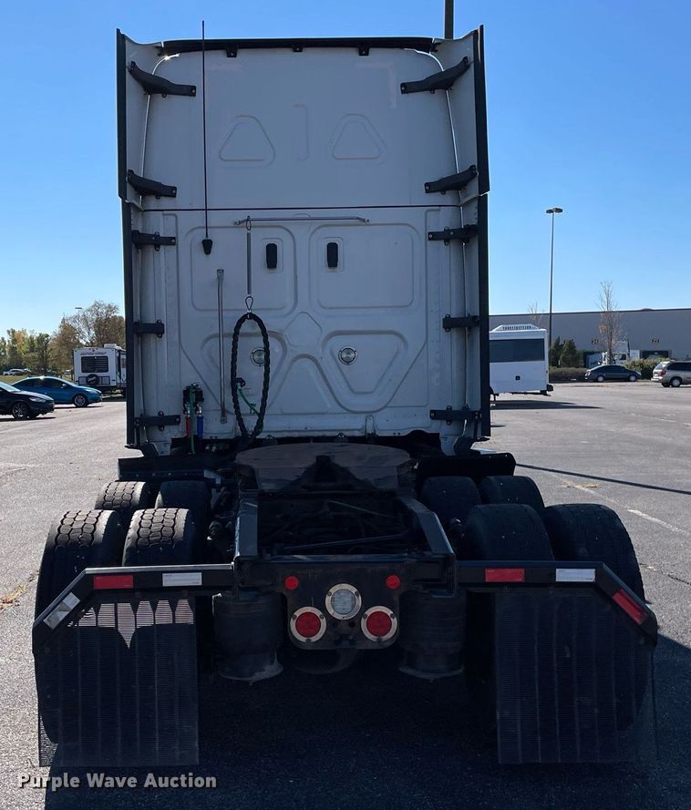 image for item GG9761 2018 Freightliner Cascadia 126  semi truck