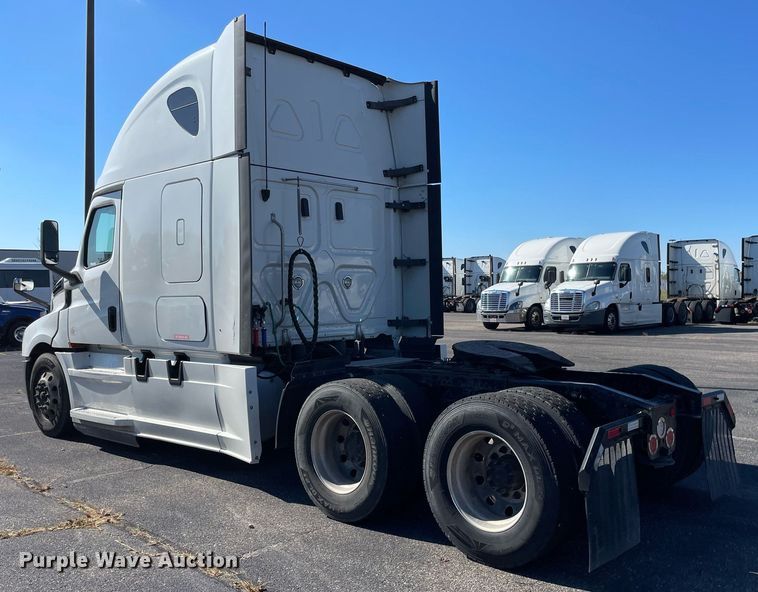 image for item GG9761 2018 Freightliner Cascadia 126  semi truck