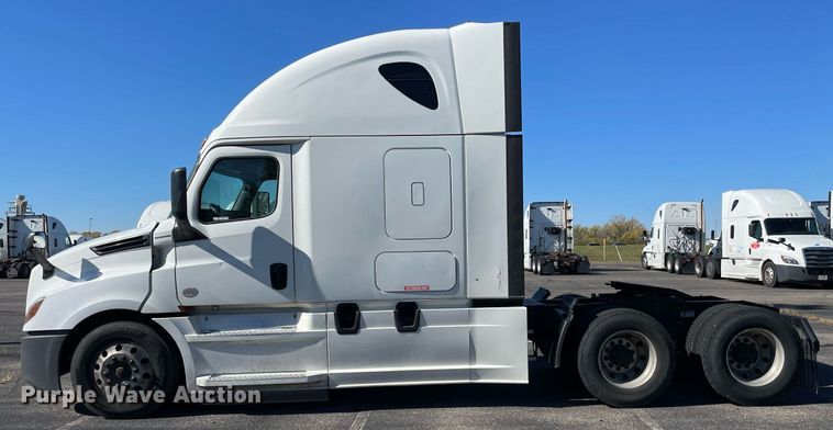 image for item GG9761 2018 Freightliner Cascadia 126  semi truck