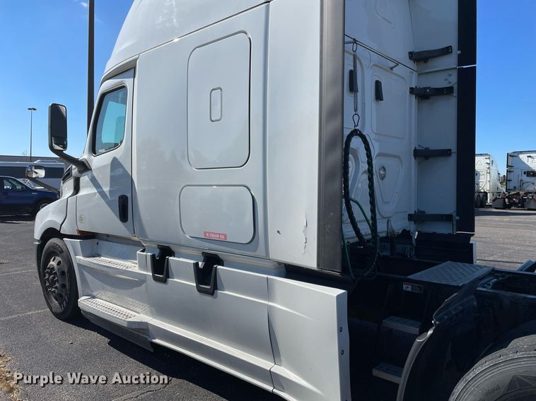 image for item GG9761 2018 Freightliner Cascadia 126  semi truck