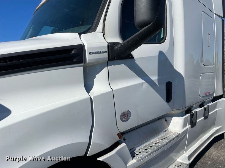 image for item GG9761 2018 Freightliner Cascadia 126  semi truck