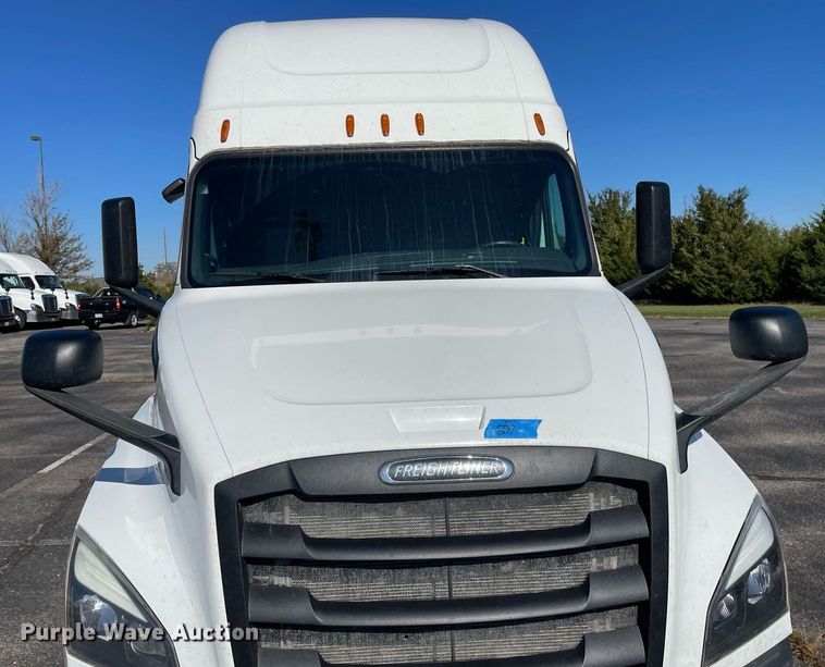 image for item GG9761 2018 Freightliner Cascadia 126  semi truck