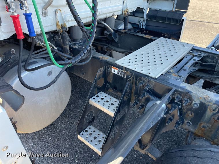 image for item GG9761 2018 Freightliner Cascadia 126  semi truck