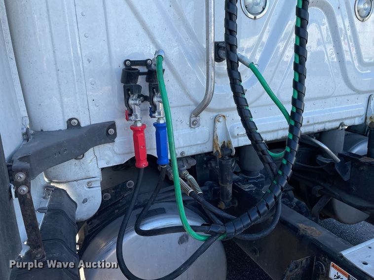 image for item GG9761 2018 Freightliner Cascadia 126  semi truck