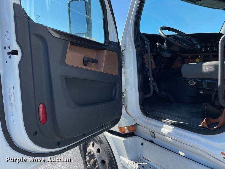 image for item GG9761 2018 Freightliner Cascadia 126  semi truck