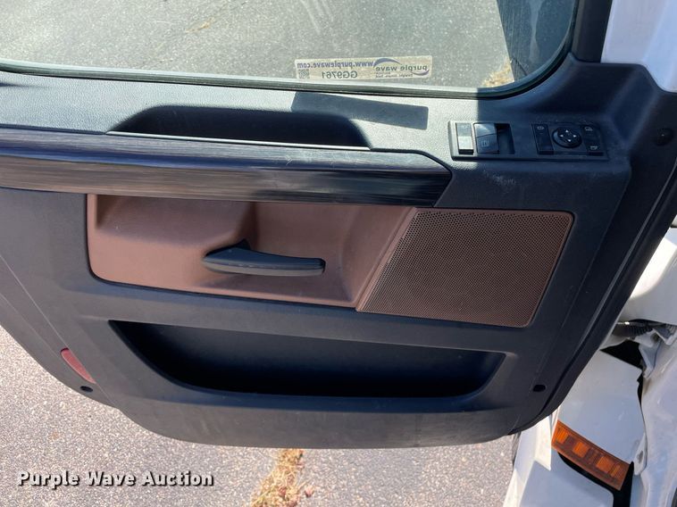 image for item GG9761 2018 Freightliner Cascadia 126  semi truck