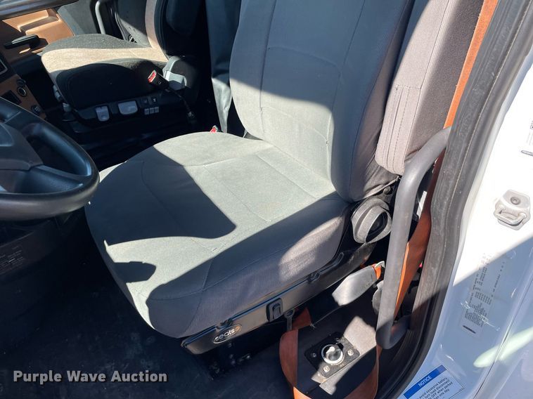 image for item GG9761 2018 Freightliner Cascadia 126  semi truck