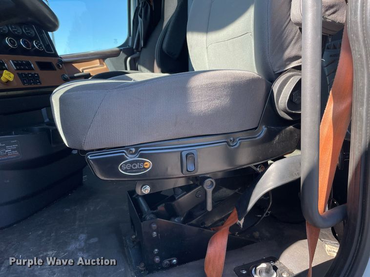 image for item GG9761 2018 Freightliner Cascadia 126  semi truck