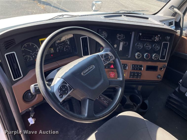 image for item GG9761 2018 Freightliner Cascadia 126  semi truck