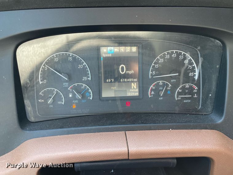 image for item GG9761 2018 Freightliner Cascadia 126  semi truck